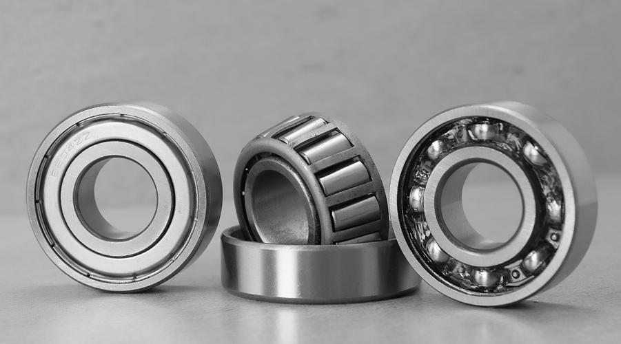 Double sealed tapered roller bearing cross-section showing dual lip seals and precision rollers